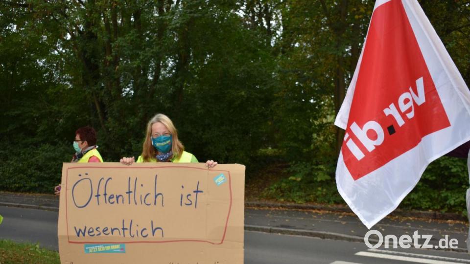 Gewerkschaftsvertreter demonstrierten am Montag für mehr finanzielle Anerkennung für Beschäftigte im Gesundheitswesen und in der Pflege. Bild: lue