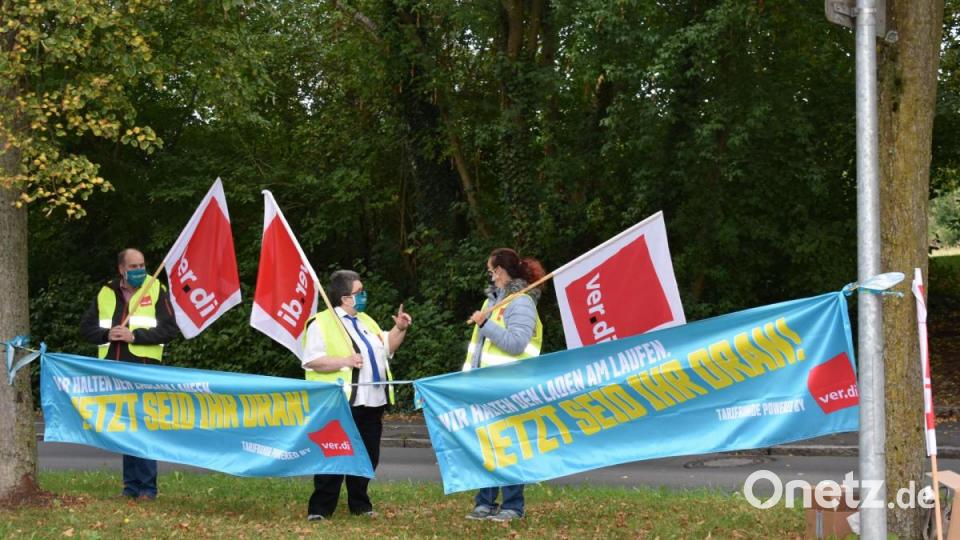 Auf den Bannern steht: &quot;Wir halten den Laden am Laufen. Jetzt seid ihr dran!&quot;. Bild: lue
