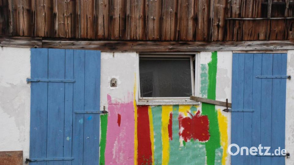 Die beiden kleinen Töchter sind bei den Sanierungsarbeiten voll dabei. Bild: cvl