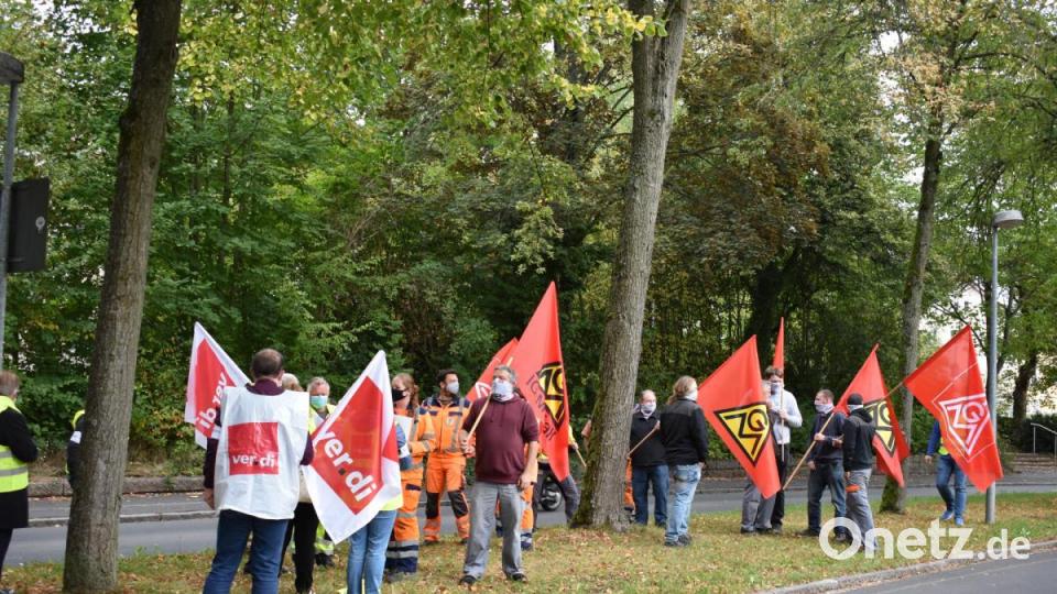 Neben Beschäftigten aus der Pflege und dem Gesundheitswesen kamen auch Mitglieder der IG Metall und Mitarbeiter der Stadtwerke Tirschenreuth zu der Veranstaltung. Bild: lue