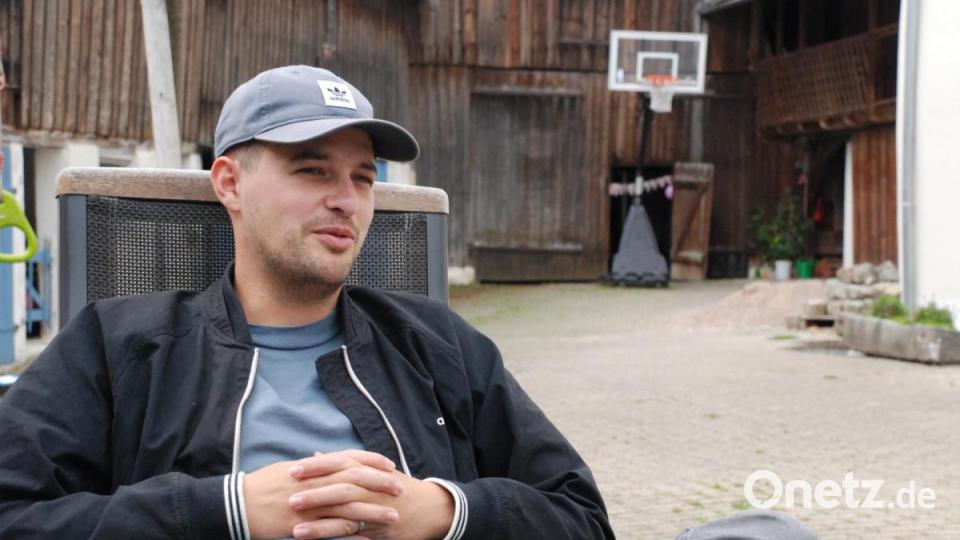 Christian Kalla erzählt von seinem Gast, einem Grammy-Preisträger aus Los Angeles, der die Oberpfalz als Toskana Deutschlands bezeichnet. Bild: cvl