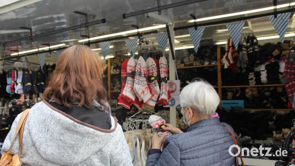 Für kühle Herbst- und Wintertage waren kuschelige Socken gefragt. Bild: frd