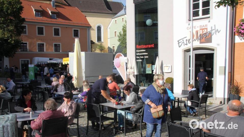 Auf der Gastronomie-Freifläche mitten am Marktplatz ließ sich beim Michaelimarkt der Sonnenschein genießen. Beim zweiten verkaufsoffene Sonntag in der Corona-Pandemie konnte sich die Resonanz der Kunden und Besucher erneut sehen lassen. Bild: frd