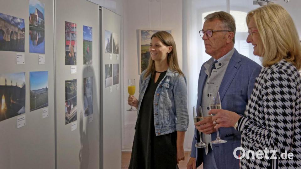 MQ-Leiterin Stefanie Süß, Bürgermeister Franz Stahl und Museumsmitarbeiterin Herta Zölch vor einer Stellwand mit den &quot;Lockdown-Fotos&quot;. Bild: tr