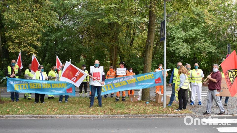 Für mehr Lohn in der Pflege demonstrierten am Montag Beschäftigte der Kliniken Nordoberpfalz, Mitarbeiter der Stadtwerke Tirschenreuth sowie des städtischen Bauhofs und Mitglieder der IG Metall. Bild: lue