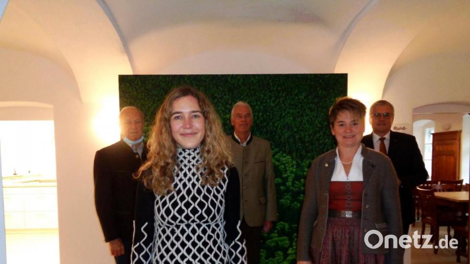 Zur Eröffnung hießen Künstlerin Katharina Gierlach (vorne) und Bürgermeisterin Sonja Meier auch (hinten, von rechts) den stellvertretenden Landrat Richard Tischler, Kreisrat Arnold Kimmerl sowie Altlandrat Hans Schuierer willkommen. Bild: amö