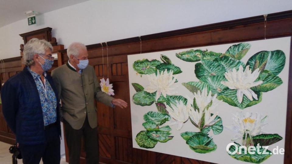 Kreisrat Arnold Kimmerl (Zweiter von links) betrachtete bei der Vernissage dieses Seerosen-Gemälde. Bild: amö