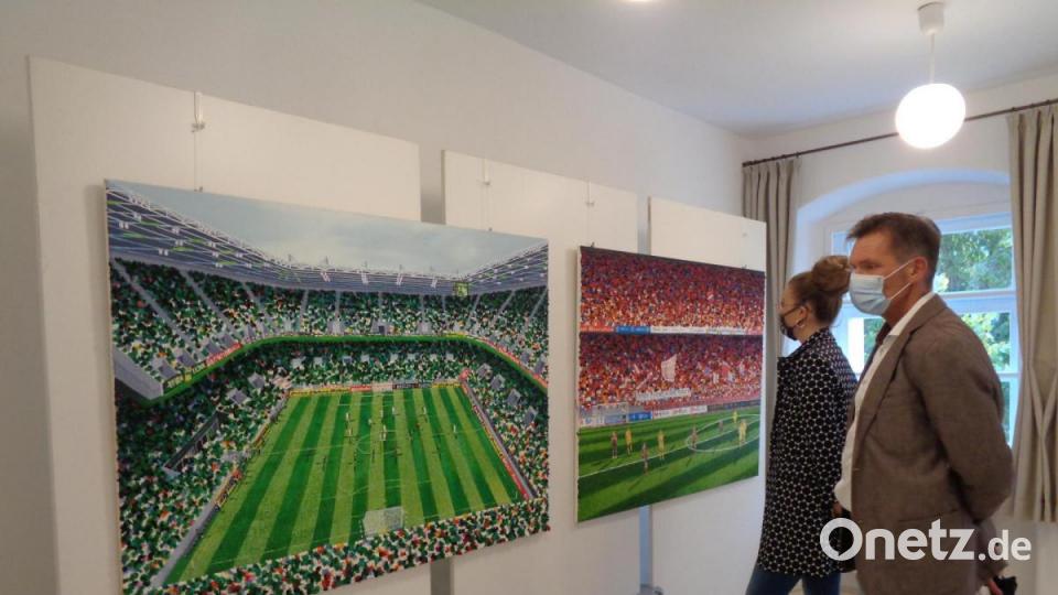 Auch ein künstlerischer Blick in Fußballstadien erwartet die Besucher bei der Ausstellung im Thammer-Haus. Dort präsentierte die einheimische Künstlerin Katharina Gierlach einen Querschnitt ihrer Werke. Bild: amö