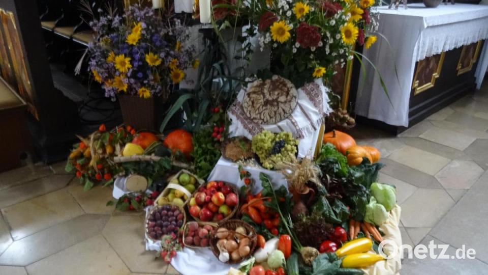 Üppig und prachtvoll mit den Gaben der Natur geschmückt: der Erntealtar in der Pfarrkirche St.Marien. Bild: hka