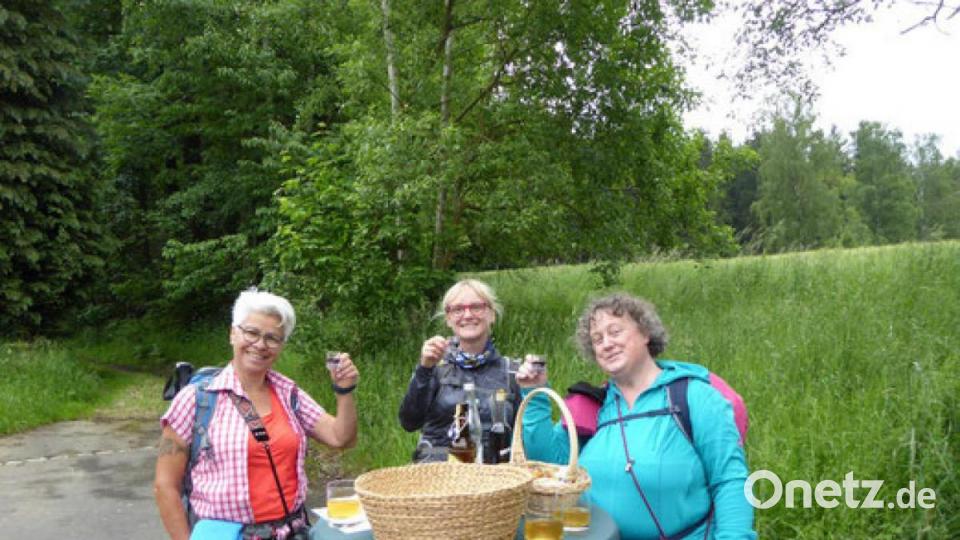 Unterwegs auf dem Nurtschweg Richtung Mähring bei einer willkommenen Erfrischung: Anita Becker, Elke Steubl und Myria Aurora Pribert (von links). Bild:  Uwe Stanke/exb