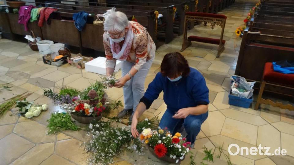 Sortieren der Blumen nach Größe und Farben ist Aufgabe von Gisela (links) und Rottraud. Bild: hka