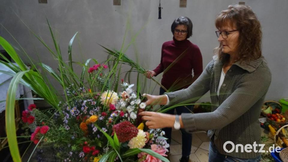 Beim Schmücken des Erntedankaltars machten Frauenbund und KAB in Sulzbach erstmals gemeinsame Sache. Wie hier beim Blumengesteck. Bild: hka