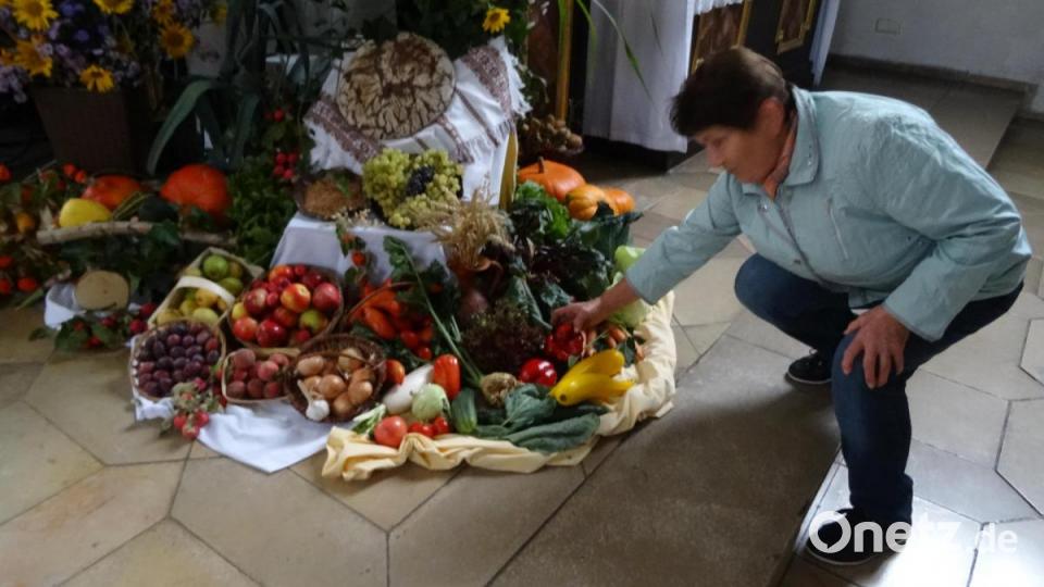 Marianne Zangl legt letzte Hand an. Sie ist erfahren im Gestalten eines Erntealtars. Bild: hka