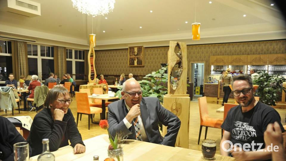 Bürgermeister Klaus Meyer(Mitte) im Gespräch mit den Bloggern Susanne Jungbluth (links) und Alexander Willig. Bild: enz