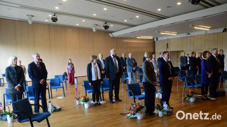 Stillgestanden beim Singen der Nationalhymne. Bild: Kunz