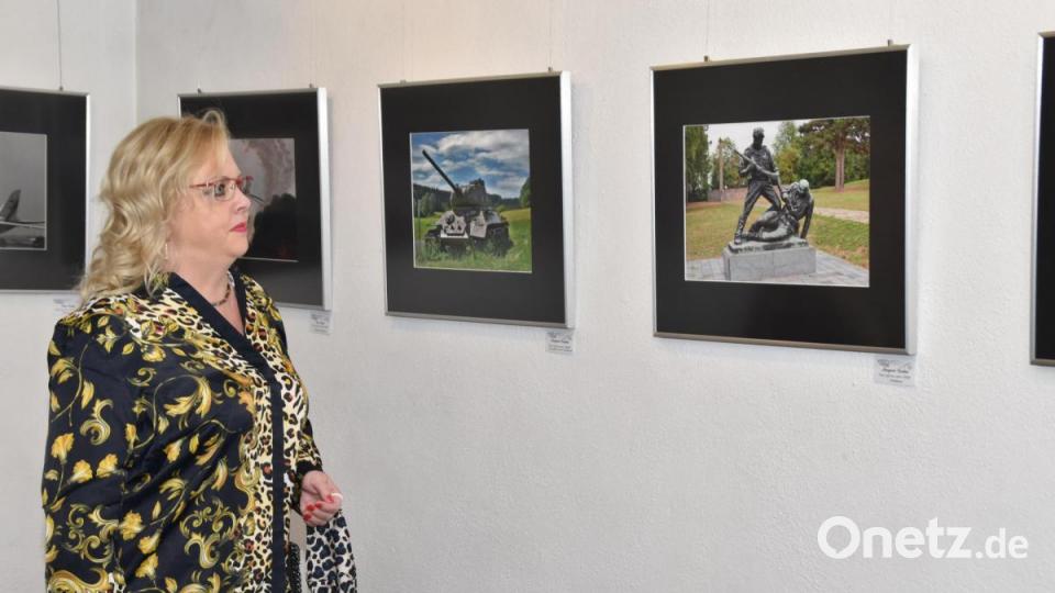 Stadträtin Dagmar Nachtigall guckt als eine der ersten genau hin, wie Schuld in Bildern dargestellt wird. Bild: hcz