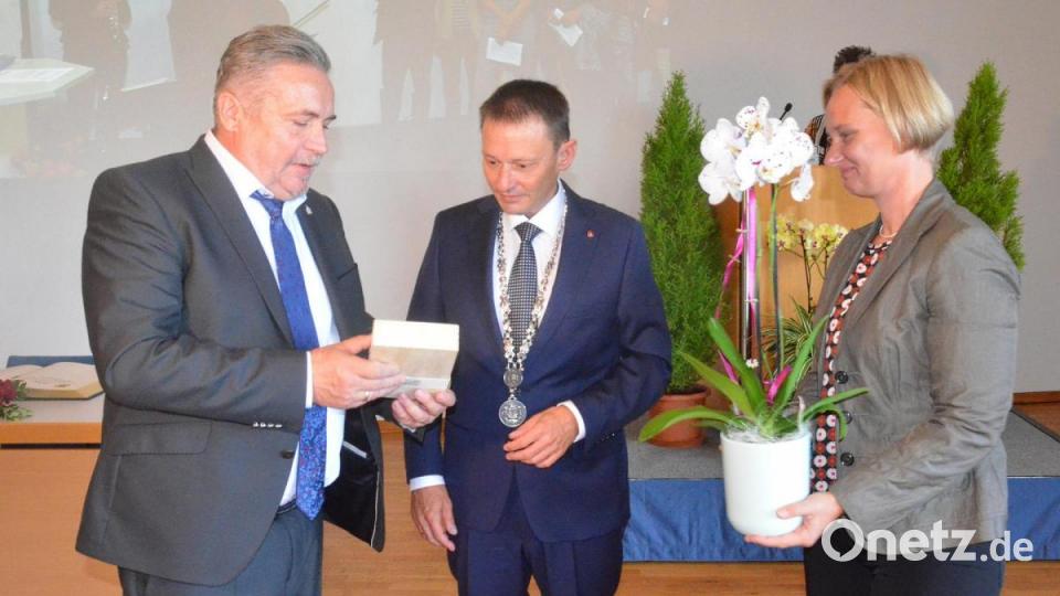 Kleine Geschenke erhalten die Freundschaft (von links): der Oberbürgermeister von Annaberg-Buchholz, Rolf Schmidt, Oberbürgermeister Jens Meyer und First-Lady Kathrin Meyer. Bild: Kunz
