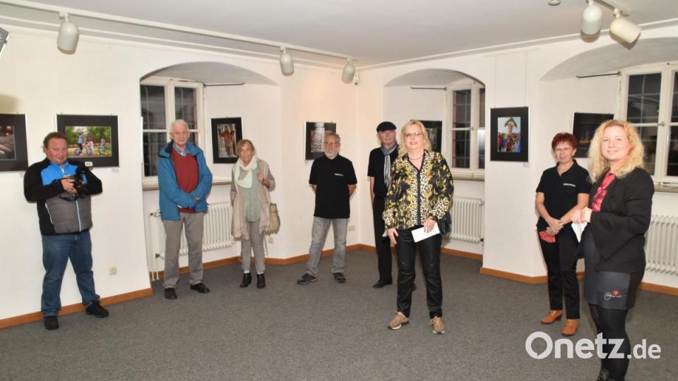 Die Vernissage eröffnete (vorne, rechts) Präsidentin Zaneta Weidner. Stadträtin Dagmar Nachtigall (Dritte von rechts) dankte namens der Stadt und des Oberbürgermeisters für den Beitrag zum kulturellen Leben in der Stadt. Bild: hcz