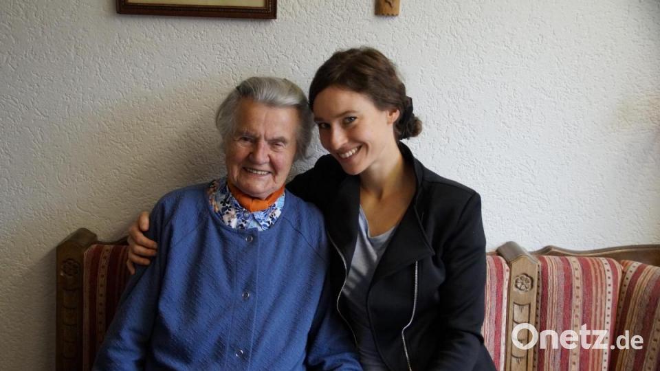 Miriam Ferstl mit ihrer Oma Maria Deml. Bild: kaz