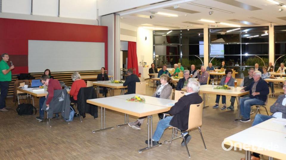 Aufmerksam hören die Mitglieder Vorsitzendem Josef Häckl (links) zu. Er war es auch, der sich für eine Beitragsanpassung aussprach. Bild: rpp