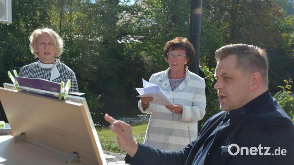 Matthias Schraml (Orgel) und die beiden Gesangssolistinnen Christina Jüttner (links) und Luitgard Müller gestalteten den Festgottesdienst. Bild: jr
