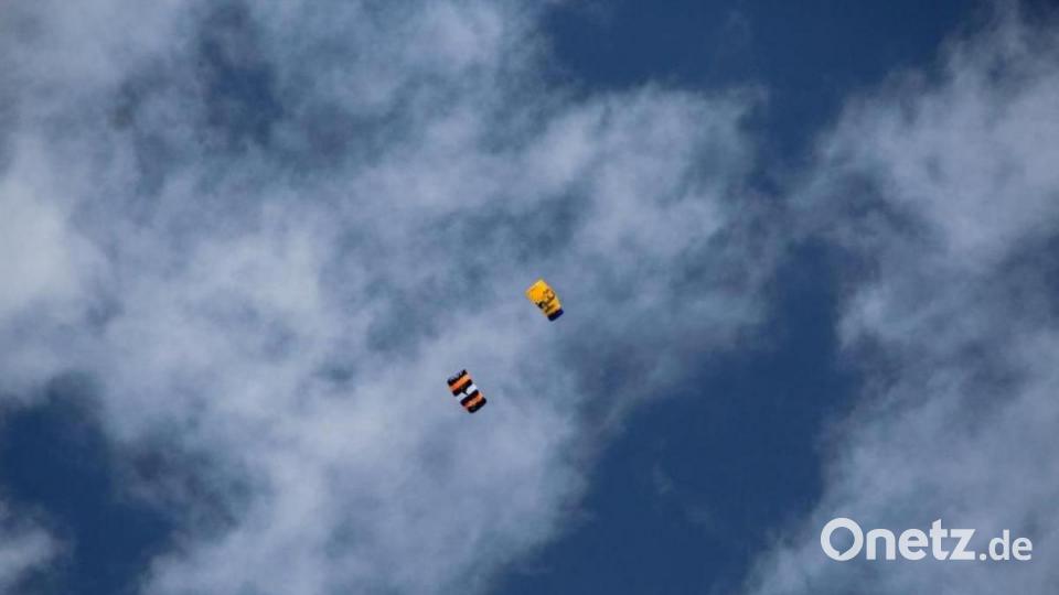 So schweben die Fallschirmspringer zu Boden Bild: exb