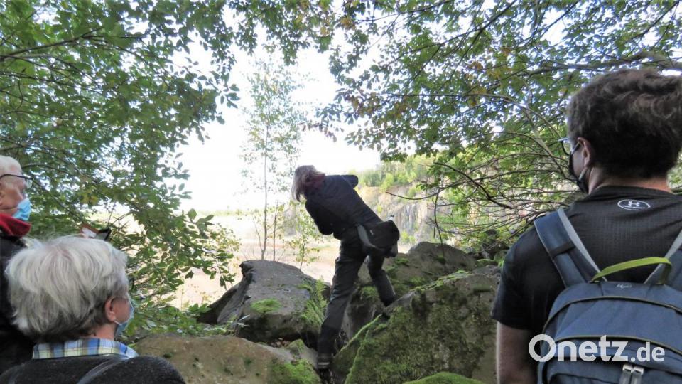 Wer hinabschauen wollte in den Abbruchkrater, musste mitunter auf Felsen klettern. Bild: ubb