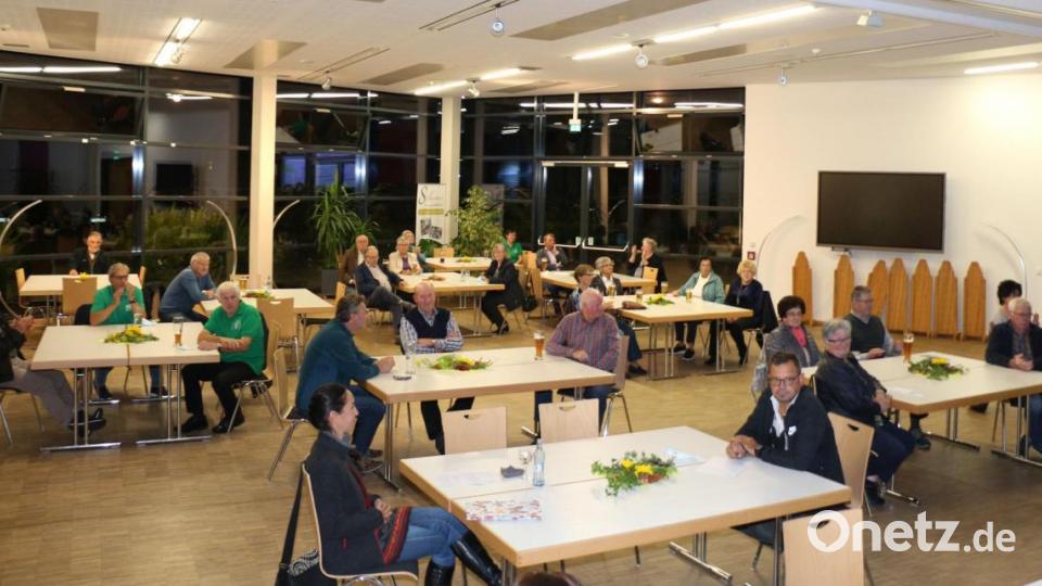 Unter Beachtung des aufgestellten Hygienekonzepts konnten die Mitglieder trotz des vorgeschriebenen Abstandes den Vorträgen aufmerksam folgen. Bild: rpp