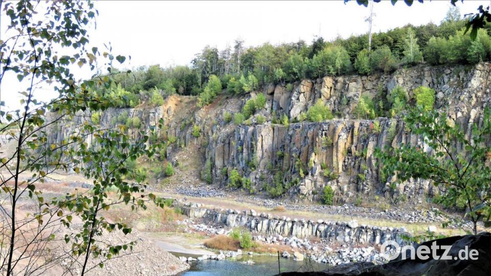 Die Basaltsäulen blieben stehen, unten im Tal hat sich bereits ein kleiner See gebildet, der im sommer zum Schwimmen genutzt wurde. Bild: ubb
