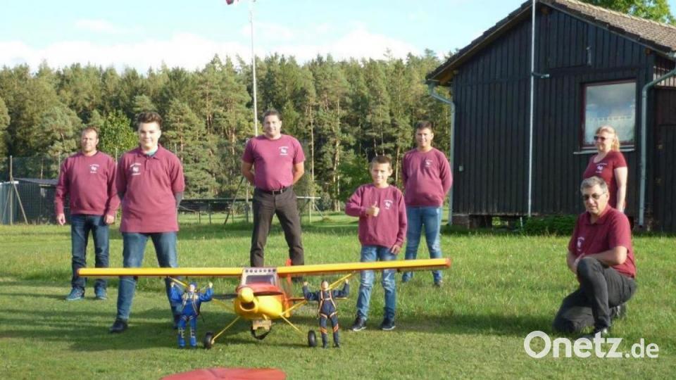 Das Team des MFV Achtel ist stolz auf den Nachwuchs. Der erst elfjährige Peter Kummer (Mitte) zeigt großes Talent. Bild: exb