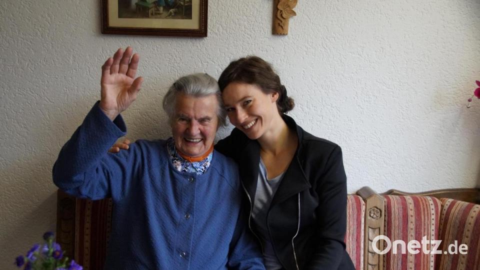 Maria Deml ist 96 Jahre alt und für jeden Spaß zu haben. Bild: kaz