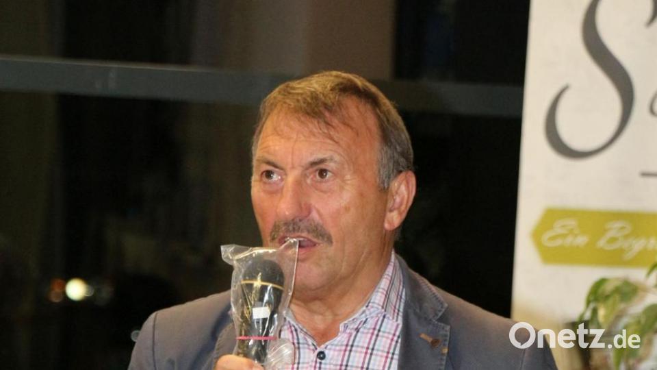 Kassenprüfer Josef Brand bescheinigte Doris Gallei eine einwandfreie Kassenführung. Bild: rpp