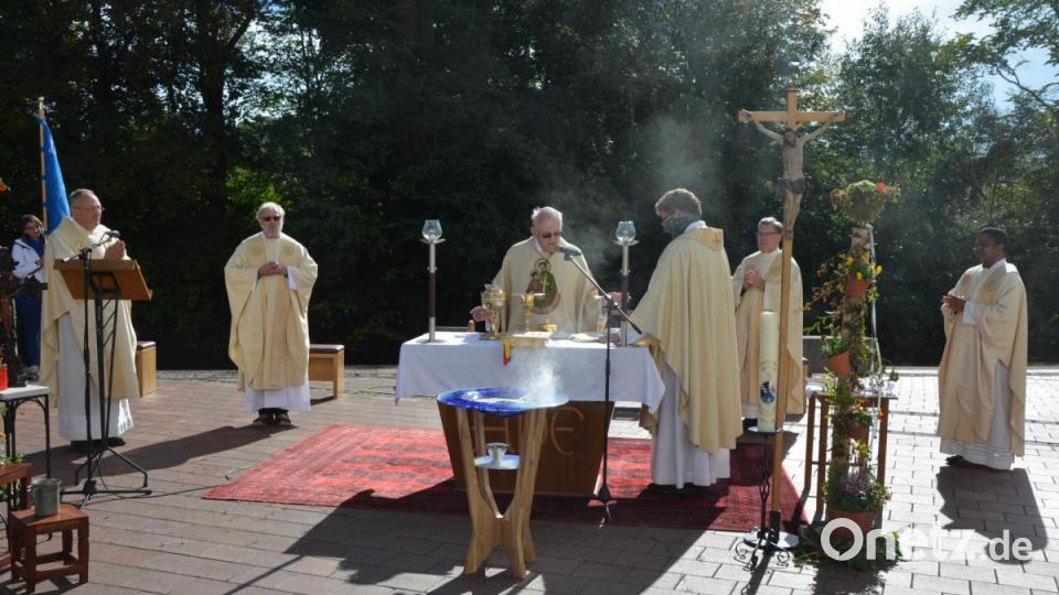 Den Gottesdienst feierten in Konzelebration (von links) Regionaldekan Georg Flierl, Pater Benedikt Leitmayr, Abtpräses Wolfgang Wiedermann, Pfarrer Simon Mayer, Manfred Strigl und Pfarrvikar Aloysius Ezeoba. Bild: jr