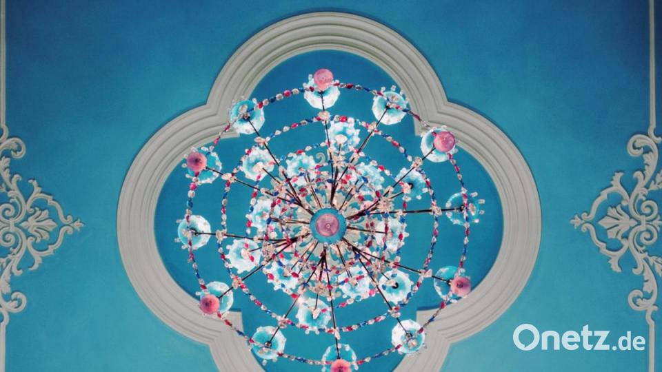 Fotografie eines Kronleuchters aus der Serie &quot;Divine Light&quot;. Bild: Miriam Ferstl