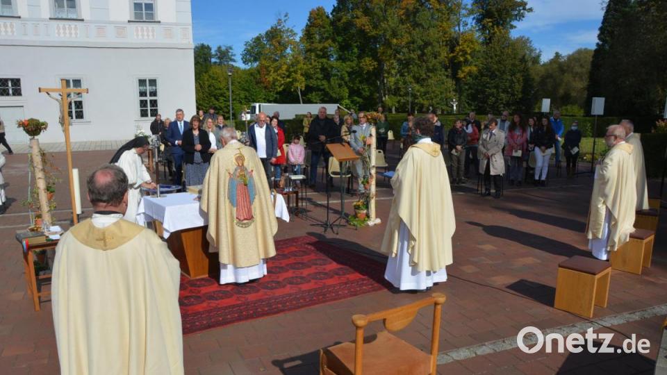 Der Festgottesdienst fand im Freien auf dem Pausenhof der Mädchenrealschule statt. Bild: jr