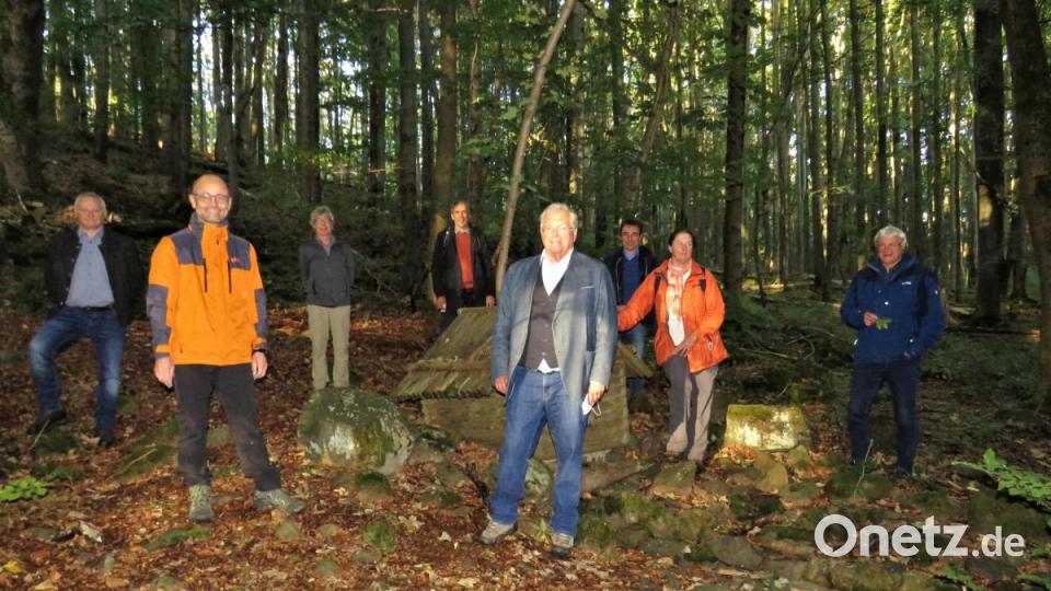 Über das große Interesse der Exkursion freuten sich Revierförster Markus Liegl, BN-Waldreferent Ralf Straßberger, Forstamtsdirektor Norbert Zintl, stellvertretender Landrat Dr. Alfred Scheidler, BN-Vorsitzender Josef Siller, BN-Oberpfalzbeauftragter Reinhard Scheuerlein, Professor Dr. Hubert Weiger, BN-Geschäftsführerin Ursula Schimmel und der ehemalige BN-Geschäftsführer Karl Paulus (von links). Bild: ubb