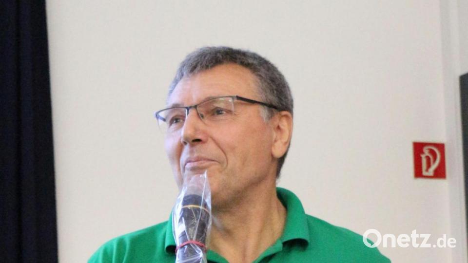 Vorsitzender Josef Häckl lässt das Gartenjahr 2019 Revue passieren. Bild: rpp