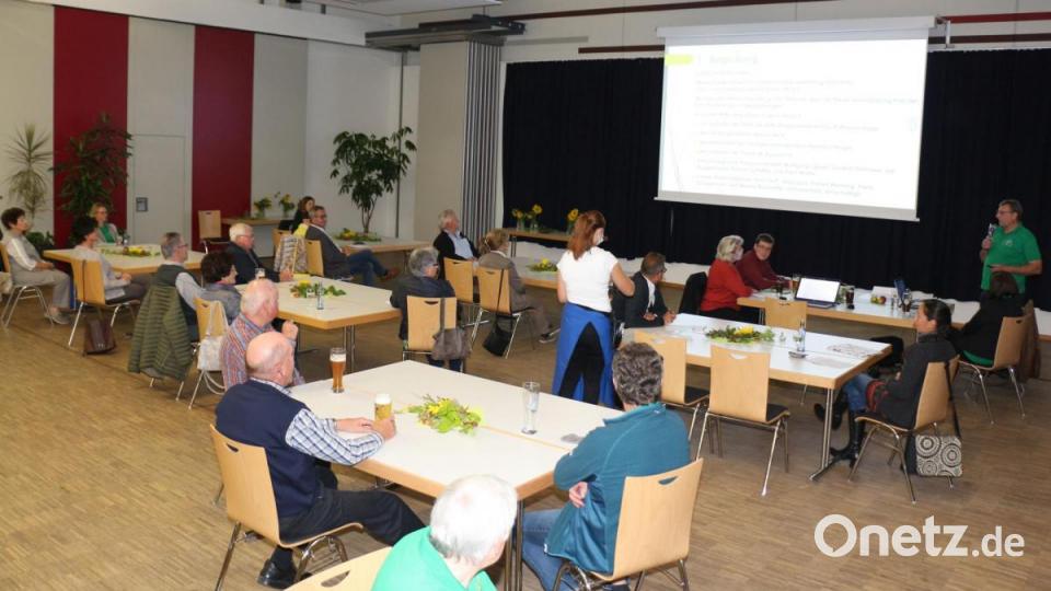 Unter Beachtung des aufgestellten Hygienekonzeptes konnten die Mitglieder trotz des vorgeschriebenen Abstandes den Vorträgen aufmerksam folgen. Bild: rpp