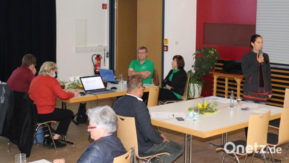 Dritte Büregermeisterin Katharina Hage bedankte sich im Auftrag der Stadt Kemnath beim OGV Kemnath für die zahlreichen Aktionen des Vereins. Bild: rpp