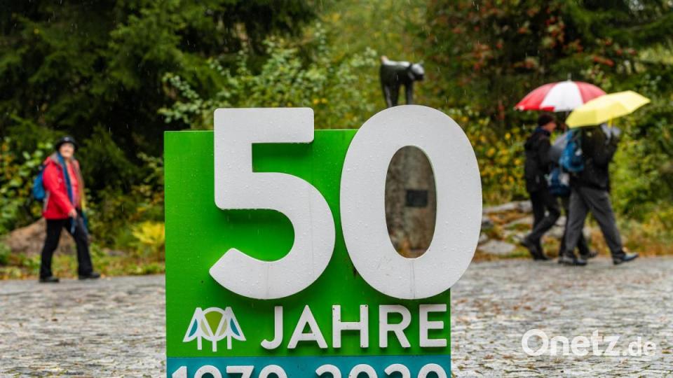 Zum 50. Jahrestag der Eröffnung haben der bayerische Ministerpräsident und der Umweltminister das Informationszentrum in Neuschönau (Landkreis Freyung-Grafenau) besucht und die vom Ministerrat beschlossene Erweiterung offiziell verkündet. Bild: Armin Weigel/dpa