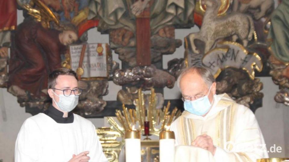 Bastian Neumann (links) unterstützte seinen Praktikumsleiter Pfarrer Ludwig Gradl bei der Messfeier. Bild: ads