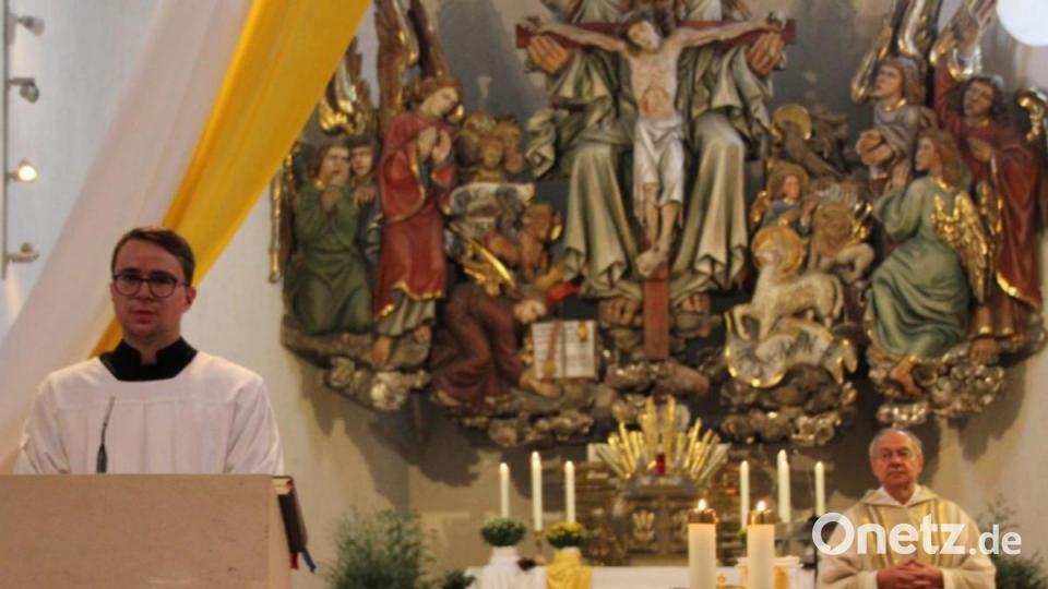 Groß ist die Freude bei dem angehenden Priester Bastian Neumann (links), dass er in der großen Pfarrei Hl. Dreifaltigkeit von dem erfahrenen Priester Ludwig Gradl in seinen künftigen Beruf eingeführt wird. Bild: ads
