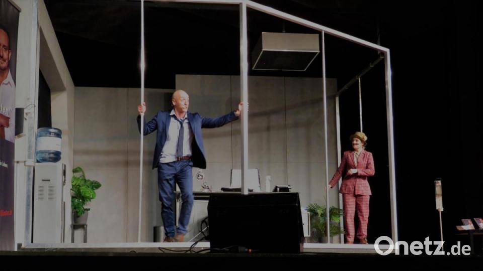 Es kommt soweit, dass der Investmentbanker Carl-Christian Blau (Mario Ramos) weiße Mäuse sieht (Lisa Tschanz, rechts). Bild: ubb