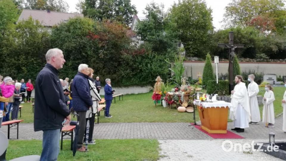 Das Kuratbenefizium Paulsdorf feierte Erntedank unter freiem Himmel. Kaplan Florian Weindler formulierte dabei Gedanken rund um das Thema Danken. Bild: Kuratbenefizium Paulsdorf