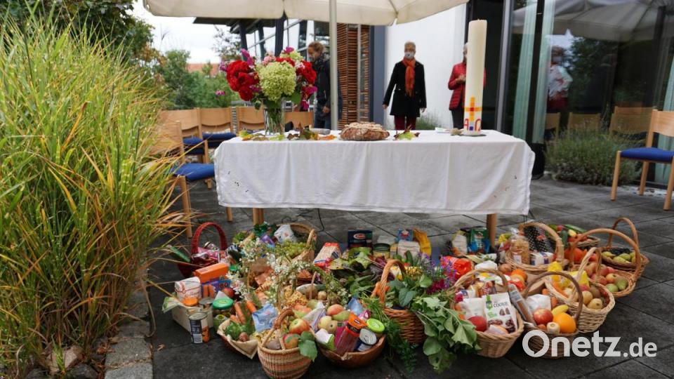 Warum feiern wir Erntedank in diesen Zeiten? Weil es neben all dem Schweren, Einschränkenden und Bedrückenden doch auch Vieles gibt, was uns dankbar machen kann, lautete die Antwort beim Familiengottesdienst im Garten des Martin-Schalling-Hauses in Kümmersbruck. Viele Gottesdienstbesucher brachten Gaben mit, die nach der Feier an Bernhard Saurenbach, den Leiter der Amberger Tafel, übergeben wurden. Bild: Veronika Fleps