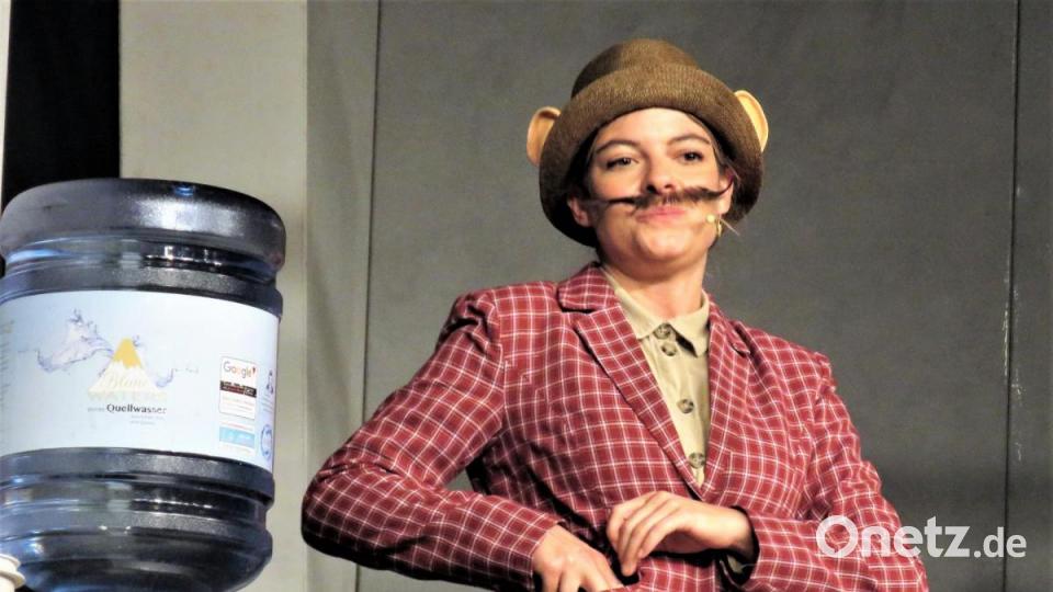 Die weiße Maus (hervorragende Lisa Tschanz) nimmt's gelassen und erklärt dem Banker, sie wohne eben auch hier wie er. Bild: ubb