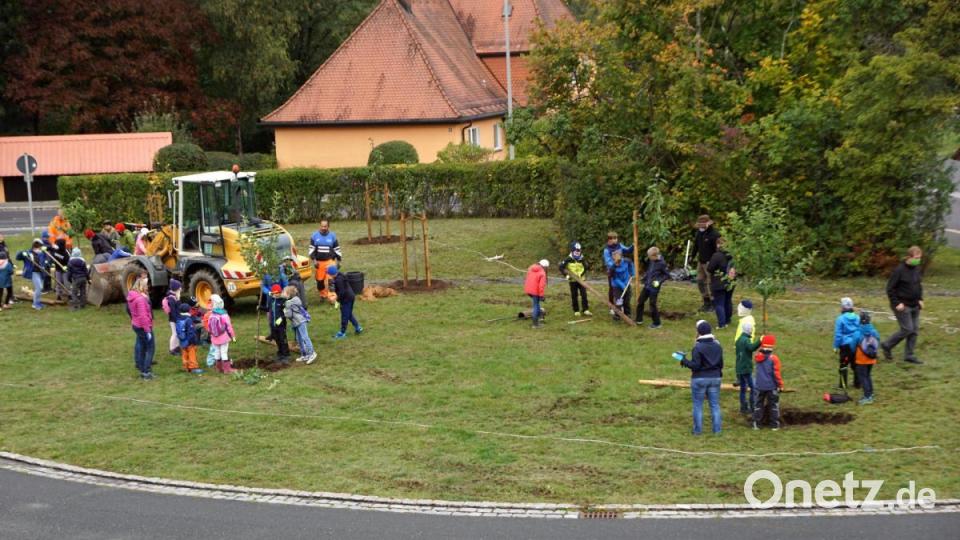 Viel Eifer entwickelten die kleinen Feuerdrachen den Pendlerparkplatz in einen kleinen Obstgarten umzuwandeln. Bild: bkr