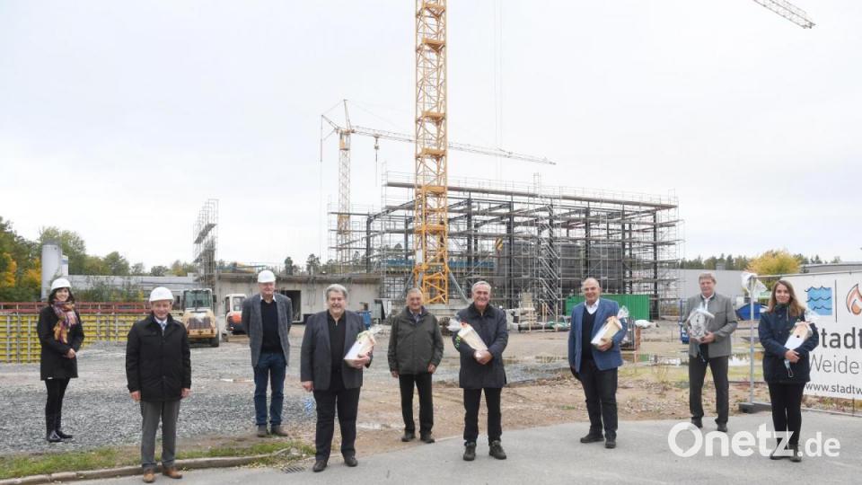 Die Spitze der Stadtwerke (von links) Vorstand Christine Melischko, Verwaltungsratsvorsitzender Jens Meyer und Vorstandsvorsitzender Johann Riedl verabschieden Hans Sperrer, Karl Bärnklau, Kurt Seggewiß, Wolfgang Pausch, Rainer Heinold und Laura Weber. Bild: Gabi Schönberger