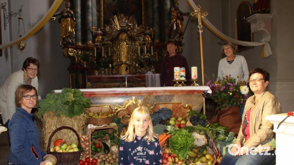 In der Pfarrkirche St. Vitus in Schnaittenbach haben heuer zwei engagierte und aktive Pfarrgemeinderätinnen, unterstützt von drei weiteren Frauen, den Erntedankaltar aufgebaut. Eine Besonderheit unter den Erntegaben sind hier die grünen Eier der Hühnerrasse Auraucana, die es im üblichen Handel nicht zu kaufen gibt. Bild: ads