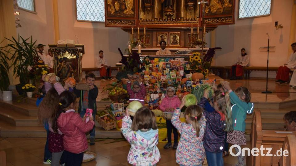 Auch in Herz Jesu Rosenberg war der Erntedank im Freien geplant, doch wetterbedingt wurde der Gottesdienst aber dann in die Pfarrkirche verlegt, wo die Kneipp-Kindergartenkinder sangen und tanzten. Hier gab es zwei Messen, um möglichst vielen Gläubigen die Teilnahme zu ermöglichen. Trotzdem konnten wegen der Abstandsvorgaben nicht alle kommen, die wollten. Bild: Pfarrei Herz Jesu Rosenberg